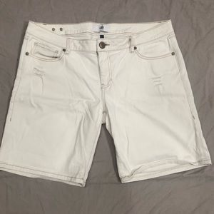 Cabi. White/cream Distressed Denim short. Women’s 14.